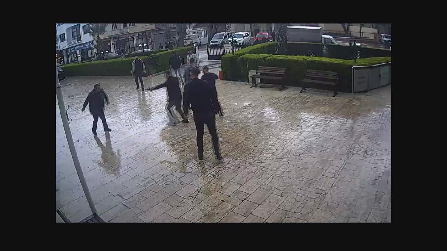 Belediyeye zorla girmeye �al��an ��phelinin polis taraf�ndan vuruldu�u anlar kamerada