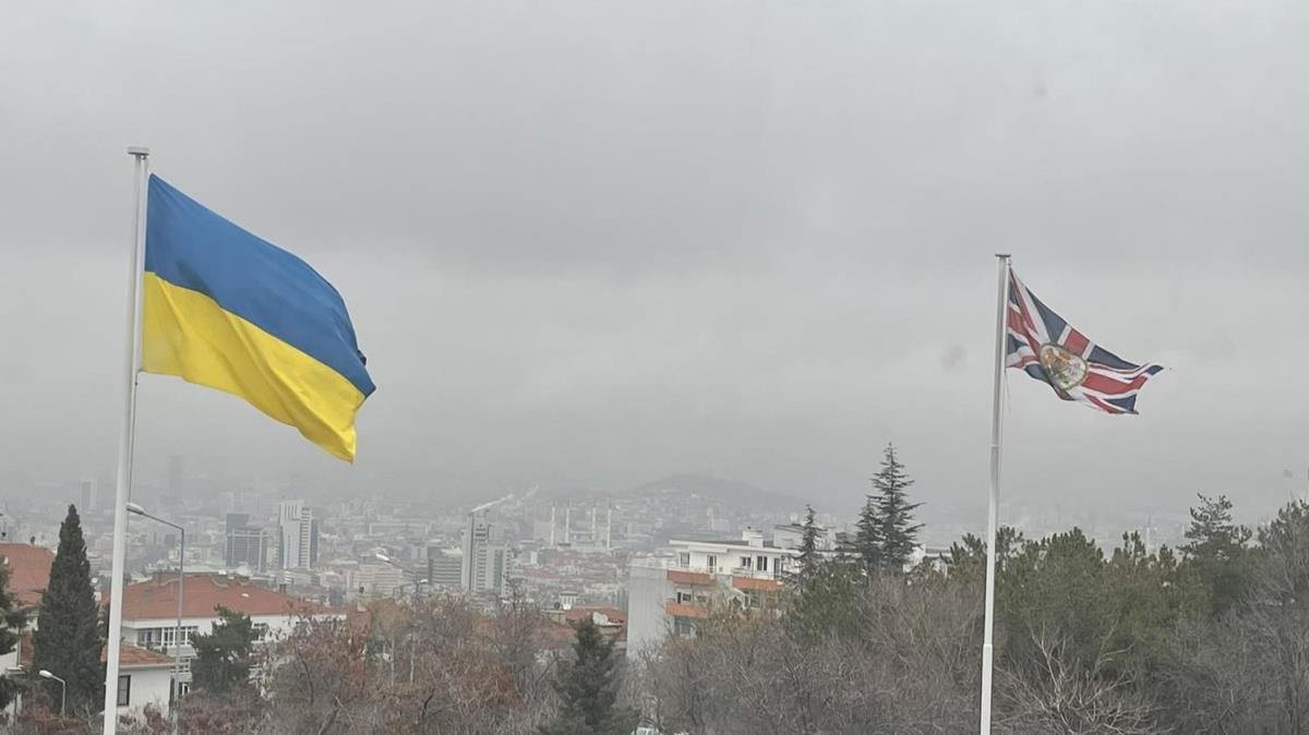 Birleik Krallk Ankara Bykelilii'ne destek amacyla Ukrayna bayra asld