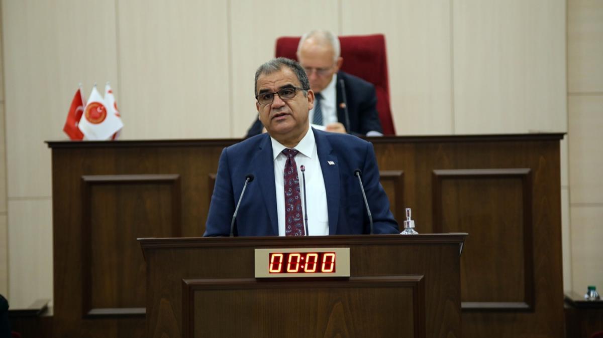 KKTC Babakan Sucuolu, yeni hkmetin programn Meclis'te okudu
