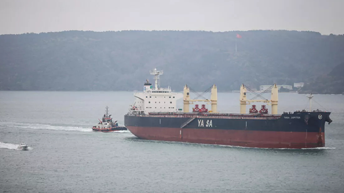 Karadeniz'de bomba isabet eden T�rk gemisi J�piter �stanbul'da