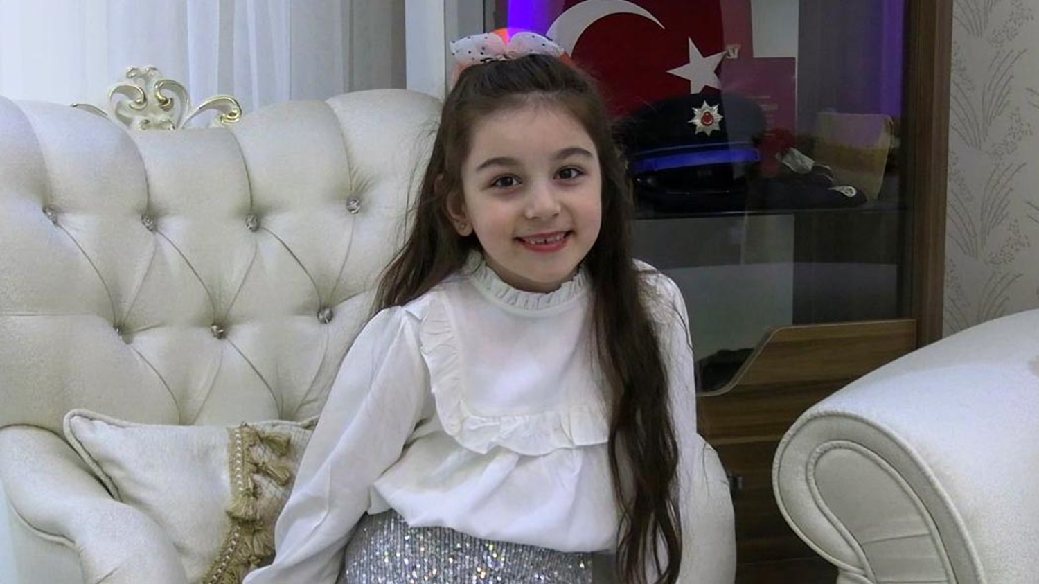 �ehit polisin 7 ya��na giren k�z�na do�um g�n� s�rprizi