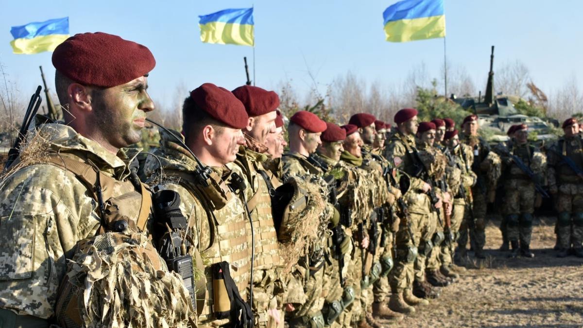 Ukrayna ordusu, Kiev'deki Gostomel askeri havaalan�n�n kontrol�n� elinde tutuyor