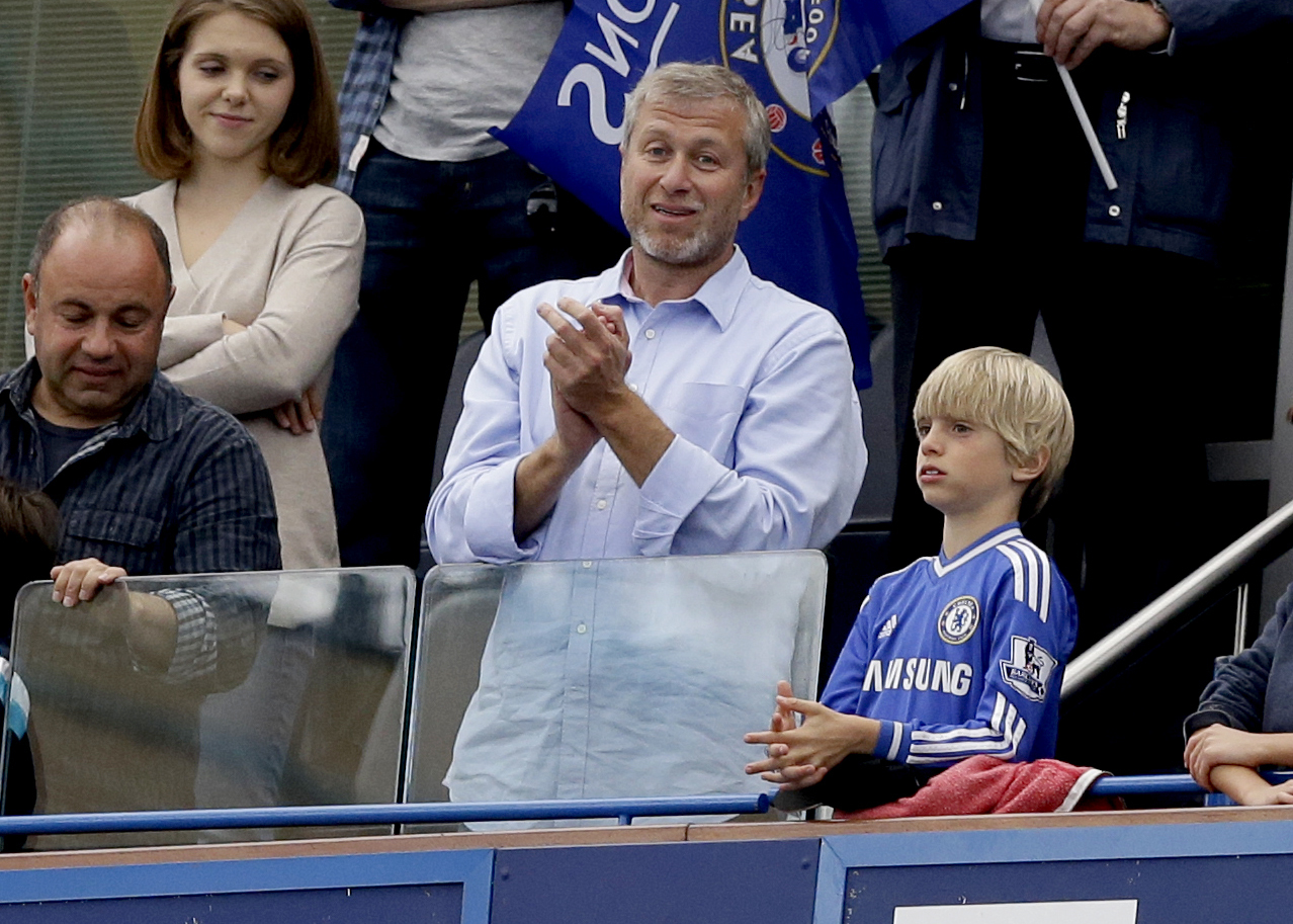 Chelsea'nin Rus sahibi Roman Abramovich, kul�p y�netimini devretti