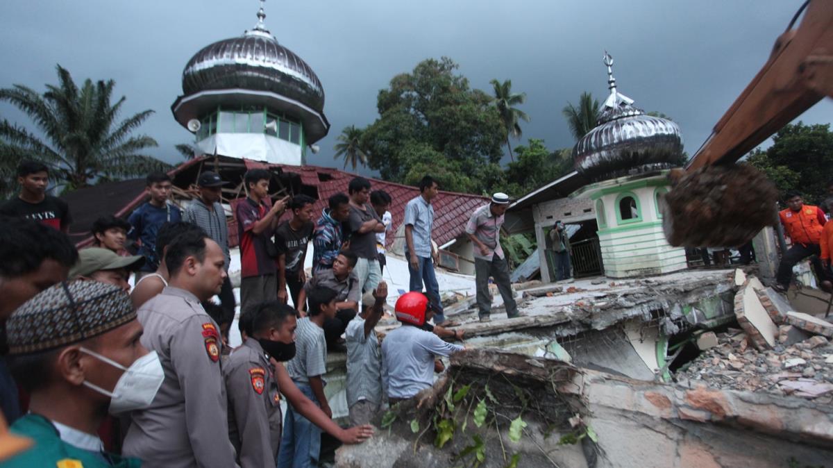 Endonezya'daki depremde en az 7 kii hayatn kaybetti