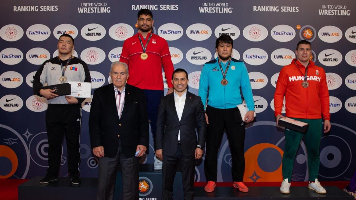 Uluslararas Ranking Turnuvas'nda milli sporcu Taha Akgl'den altn madalya