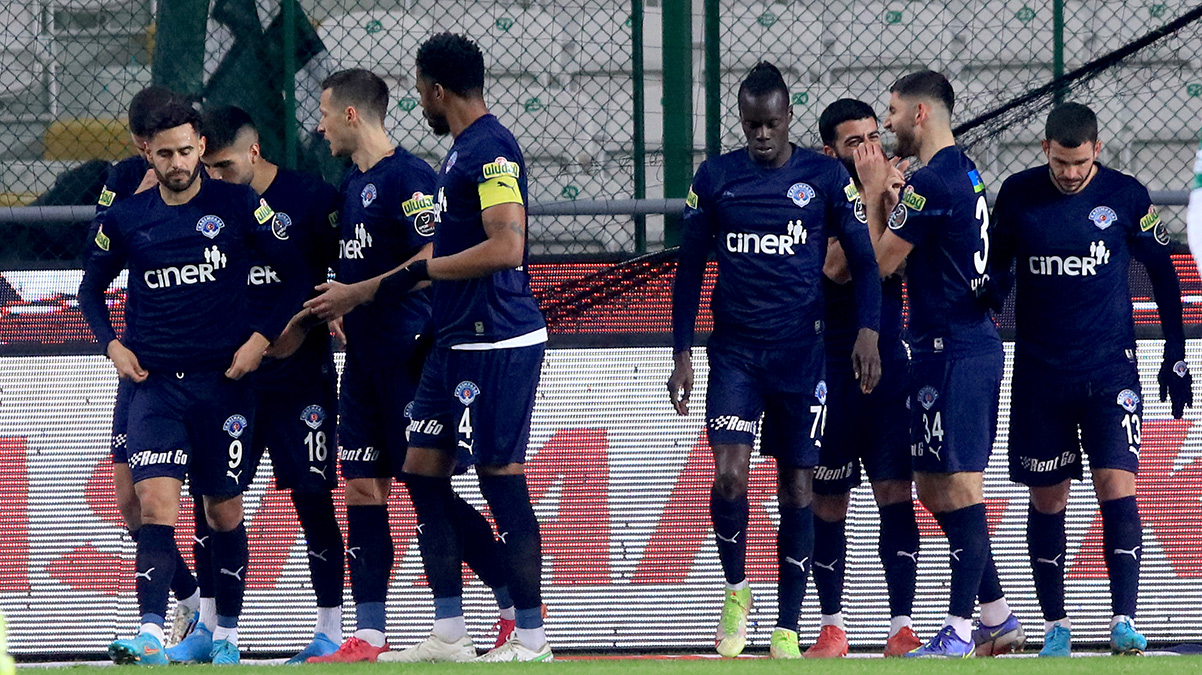 Kas�mpa�a'da Fenerbah�e ma�� �ncesi 5 isim ceza s�n�r�nda