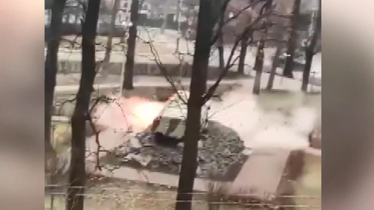 Rus birlikleri heykele ate� a�t�