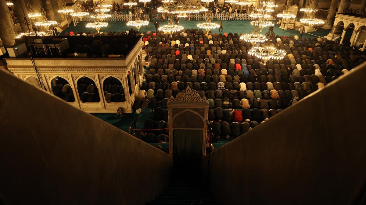 Trkiye'de birok camide Mira Kandili idrak edildi 