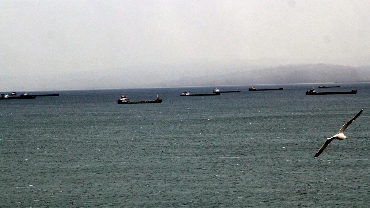 Bat Karadeniz'deki frtna sebebiyle yk gemileri Sinop'un doal limanna snd