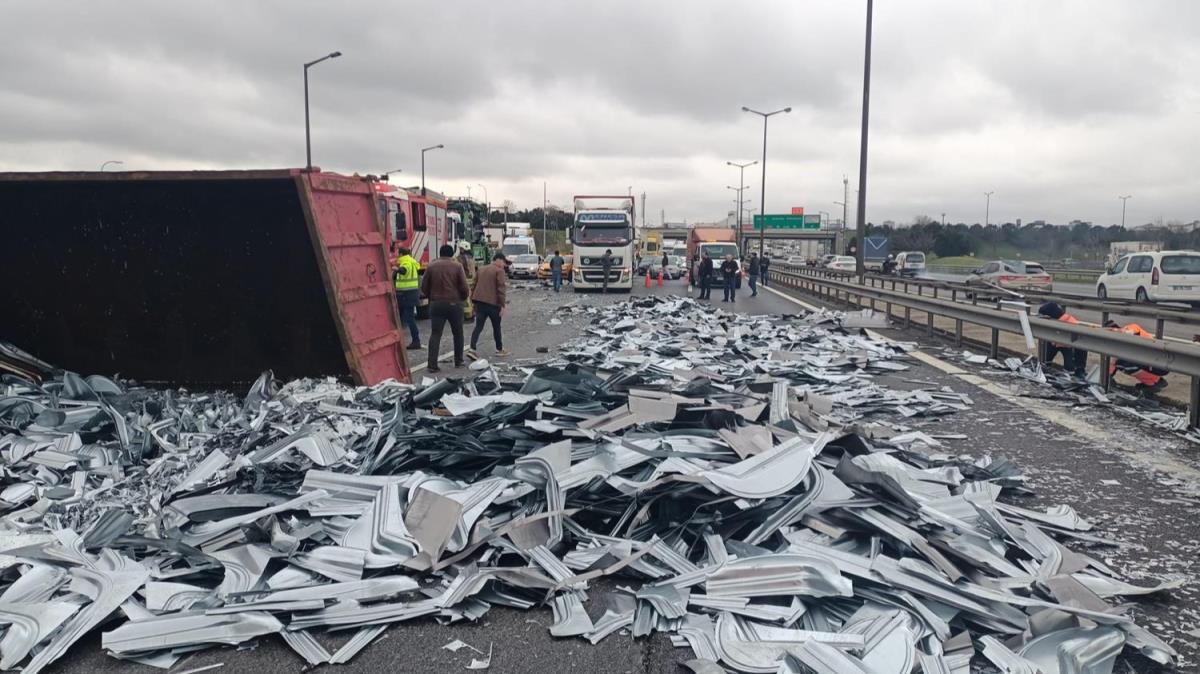 Sancaktepe TEM Otoyolu'nda tr devrildi: Ankara istikameti trafie kapand