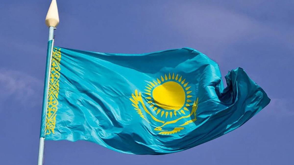 Kazakistan'da iktidar partisi ismini deitirdi