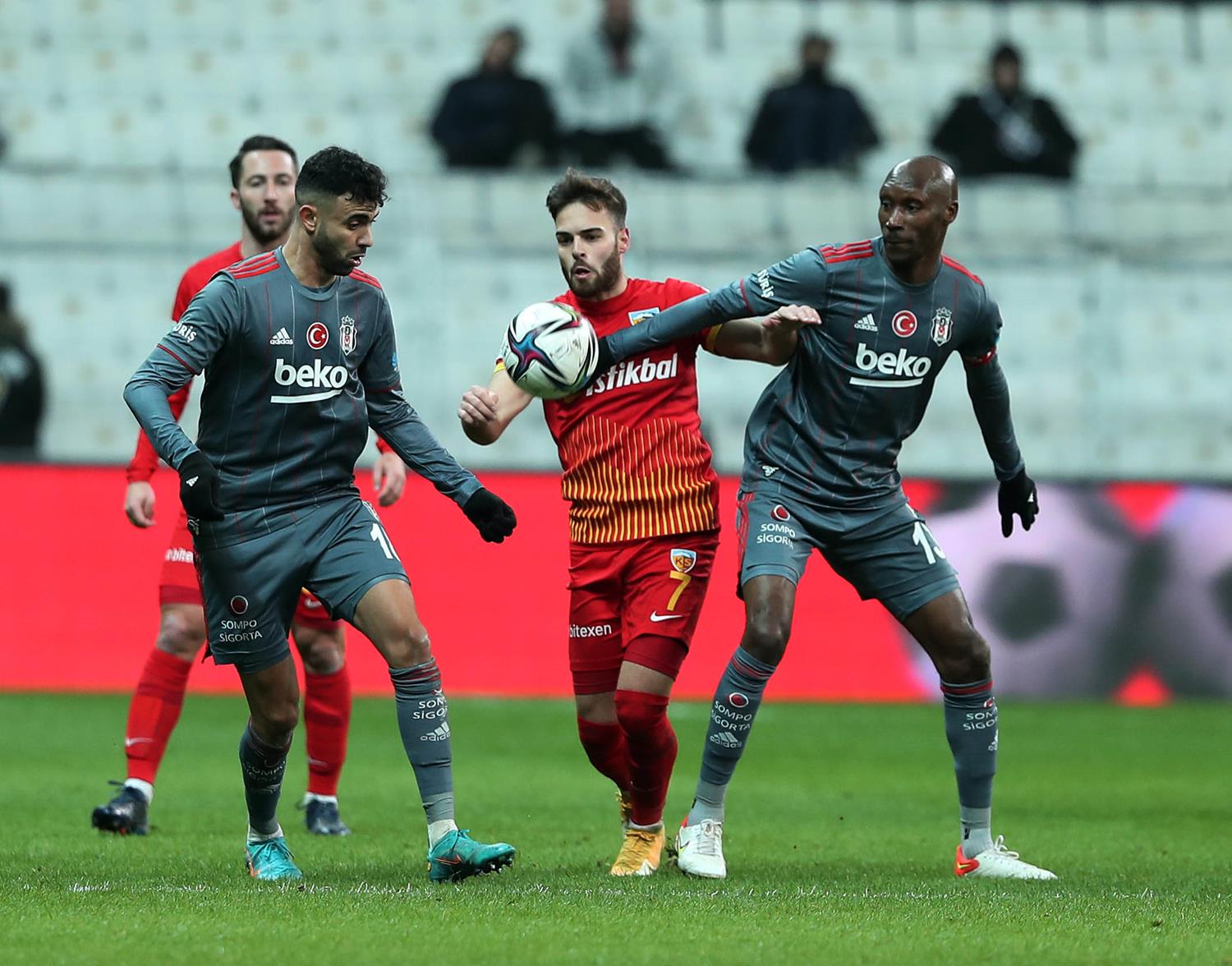 Atiba Hutchinson: Bu �ekilde kaybetmek hi�birimizin al���k oldu�u bir �ey de�il