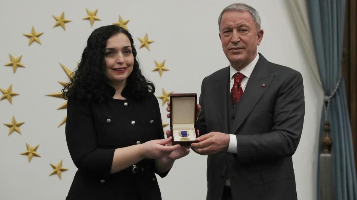 Bakan Akar'a Kosova Cumhurbakanl Askeri Madalyas tevcih edildi 