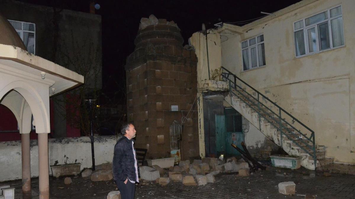 iddetli saanak ve frtna caminin minaresini ykt
