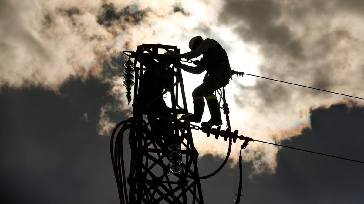 Isparta'daki elektrik arzalarna 400 personelle mdahale ediliyor