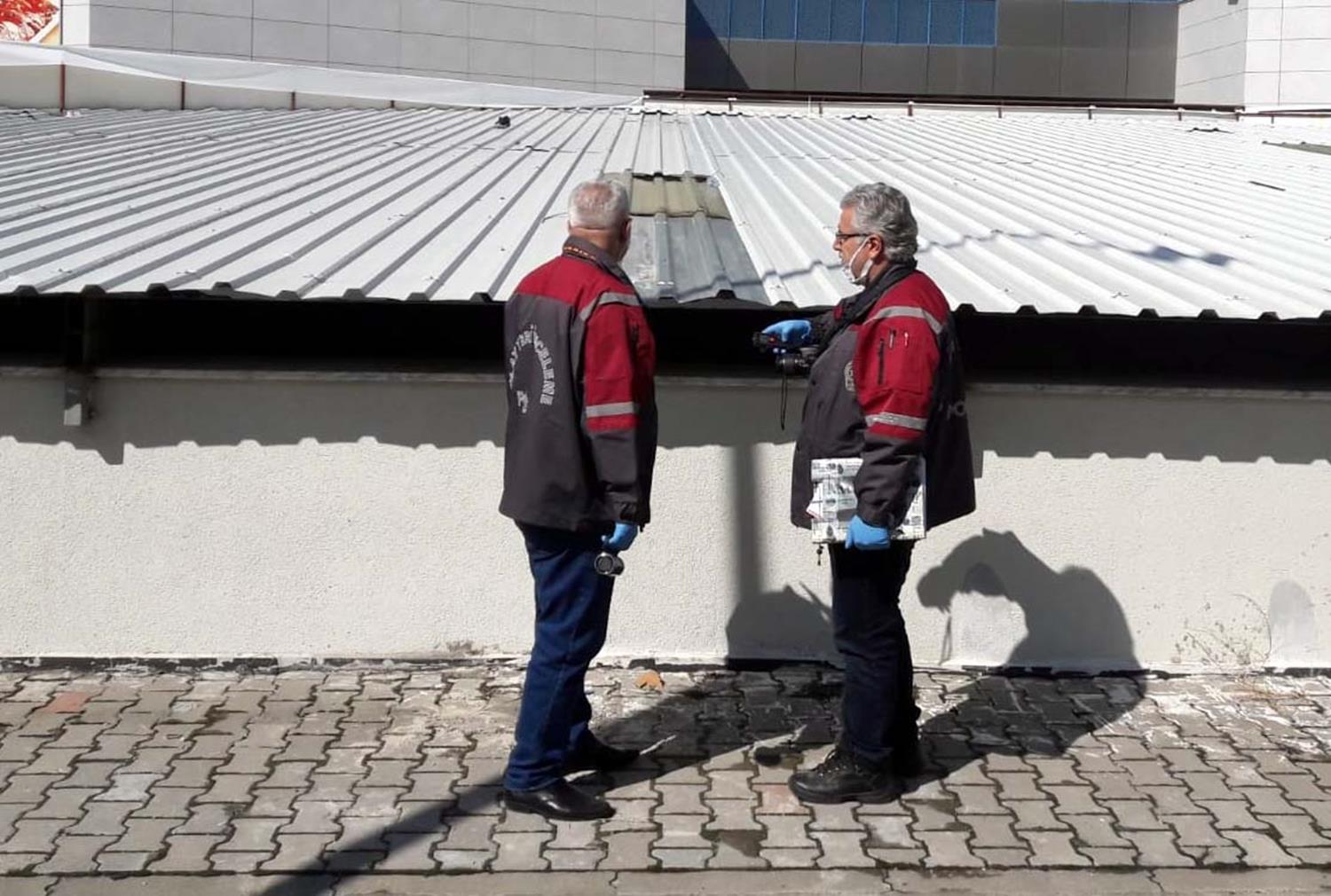 Al��veri� merkezinin otopark �at�s� ��kt�, bir �ocuk yaraland�