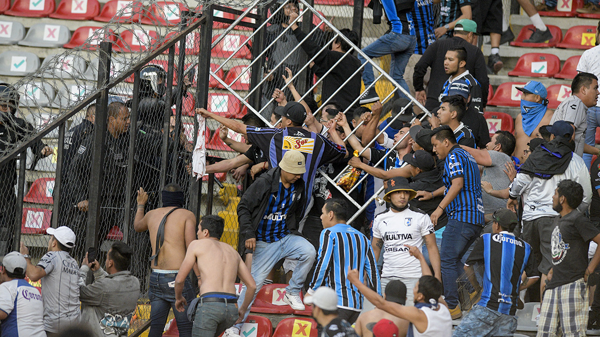 Meksika'da trib�nde vah�et! 22 yaral�...