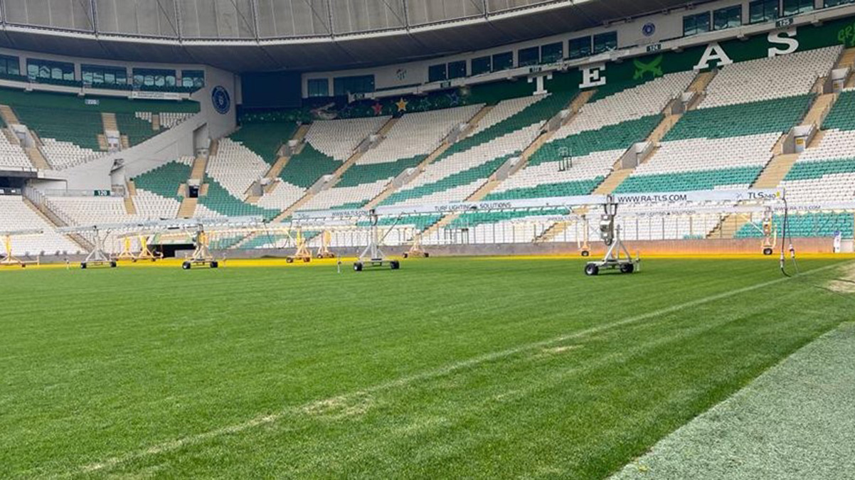Bursaspor'da Timsah Park'�n zeminine bak�m �al��mas�