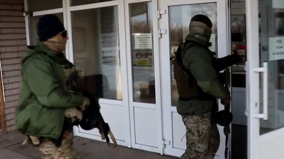 Rus askerleri televizyon ve radyolar� ele ge�irmeye ba�lad�