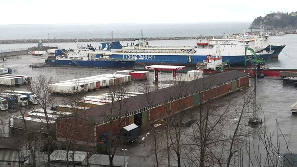 Ukrayna limanlarnda bekleyen Trk gemilerinden 83 personel tahliye edildi