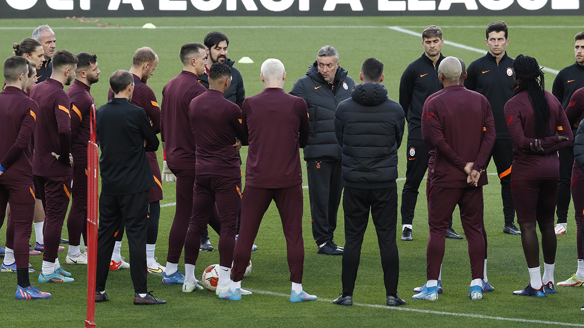 Galatasaray'�n 4 y�ld�z� i�in Barcelona ma�� �ncesi s�rpriz geli�me