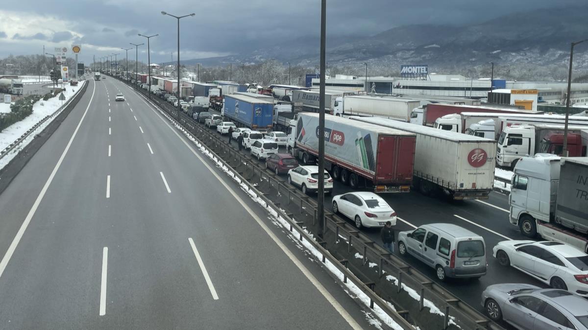 Anadolu Otoyolu'nda trafik durma noktasna geldi