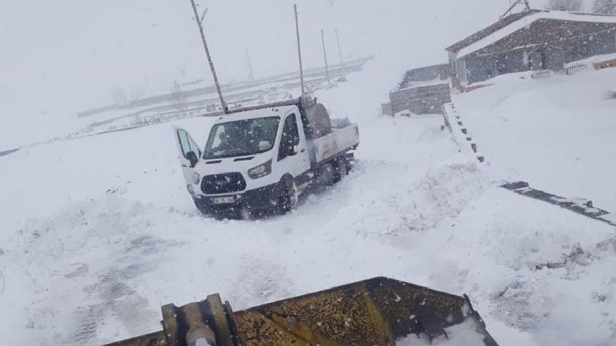 Ardahan'da kar nedeniyle kapanan 19 ky yolu ulama ald 
