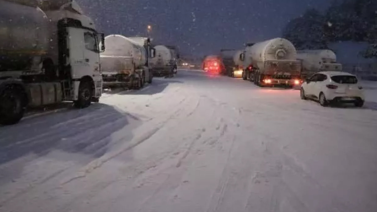 Bolu'dan �stanbul y�n�ne ara� ge�i�leri durduruldu