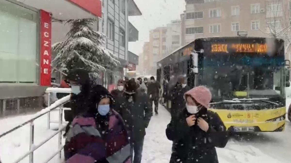 stanbul'da kar: ETT otobsleri ve otomobiller yollarda kald
