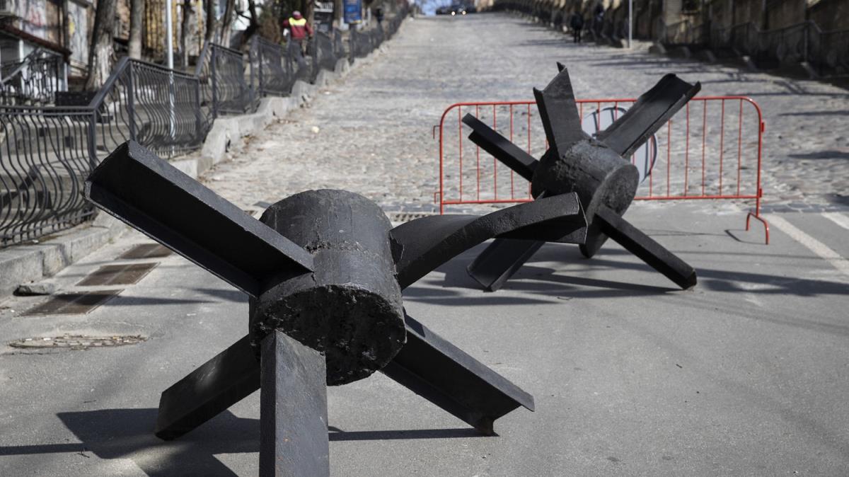 Kiev Mzesi'nde sergilenen demir kirpiler yeniden bakentin sokaklarna yerletirildi