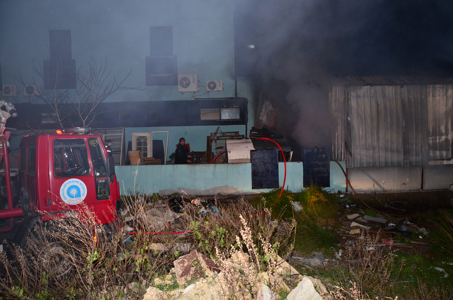 Mobilya at�lyesinde yang�n! 3 ki�i dumandan etkilendi