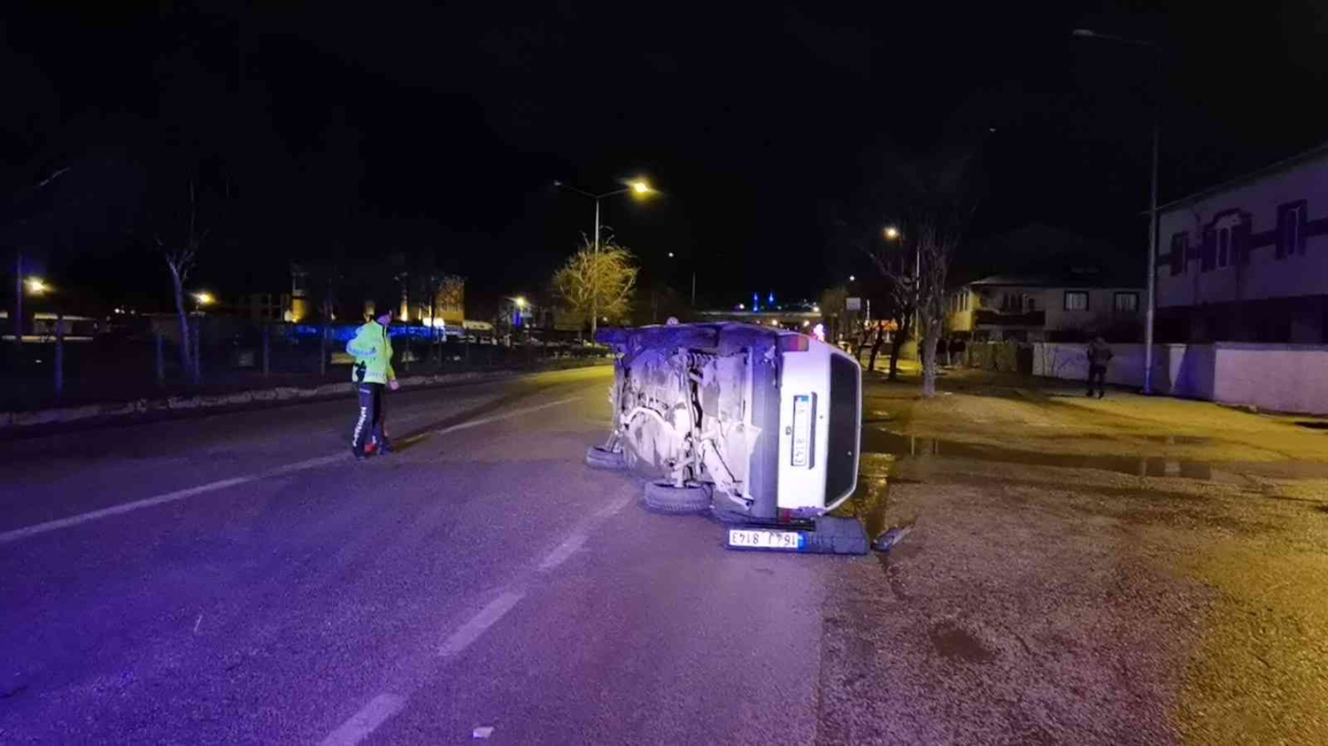 Ref�je �arpan otomobil metrelerce s�r�klendi: 1 yaral�
