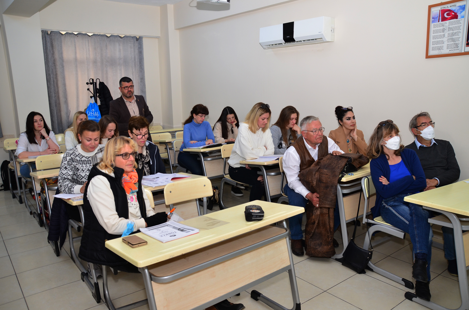 Yerle�ik yabanc�lar kurslara kat�larak T�rk�e ��reniyor: Yo�un talep var