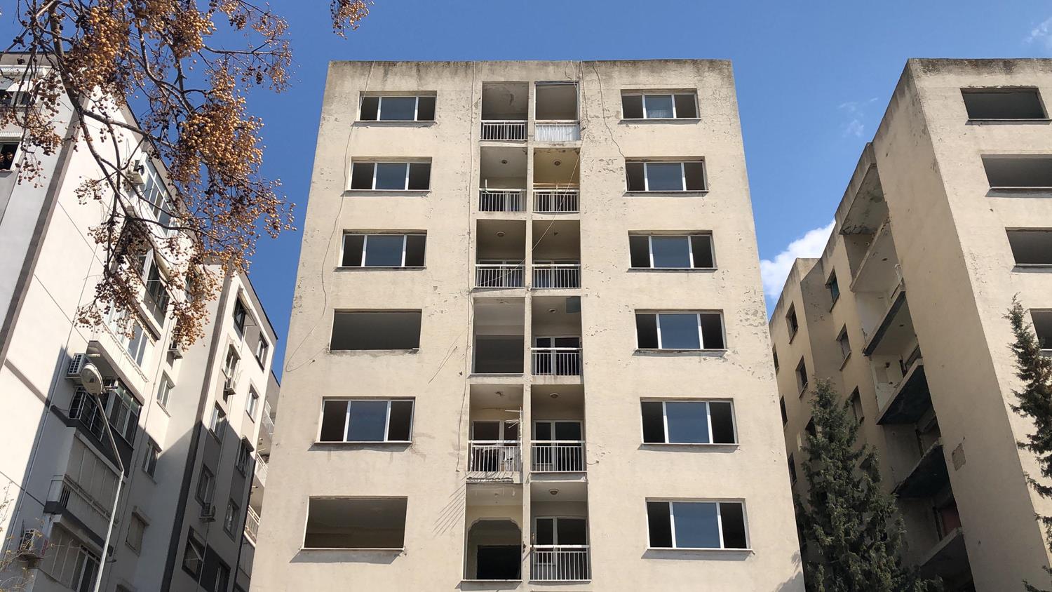 At�l durumdaki binadan demir toplamak i�in girmi�ti... Asans�r kabininin alt�nda kalan hurdac� �ld�