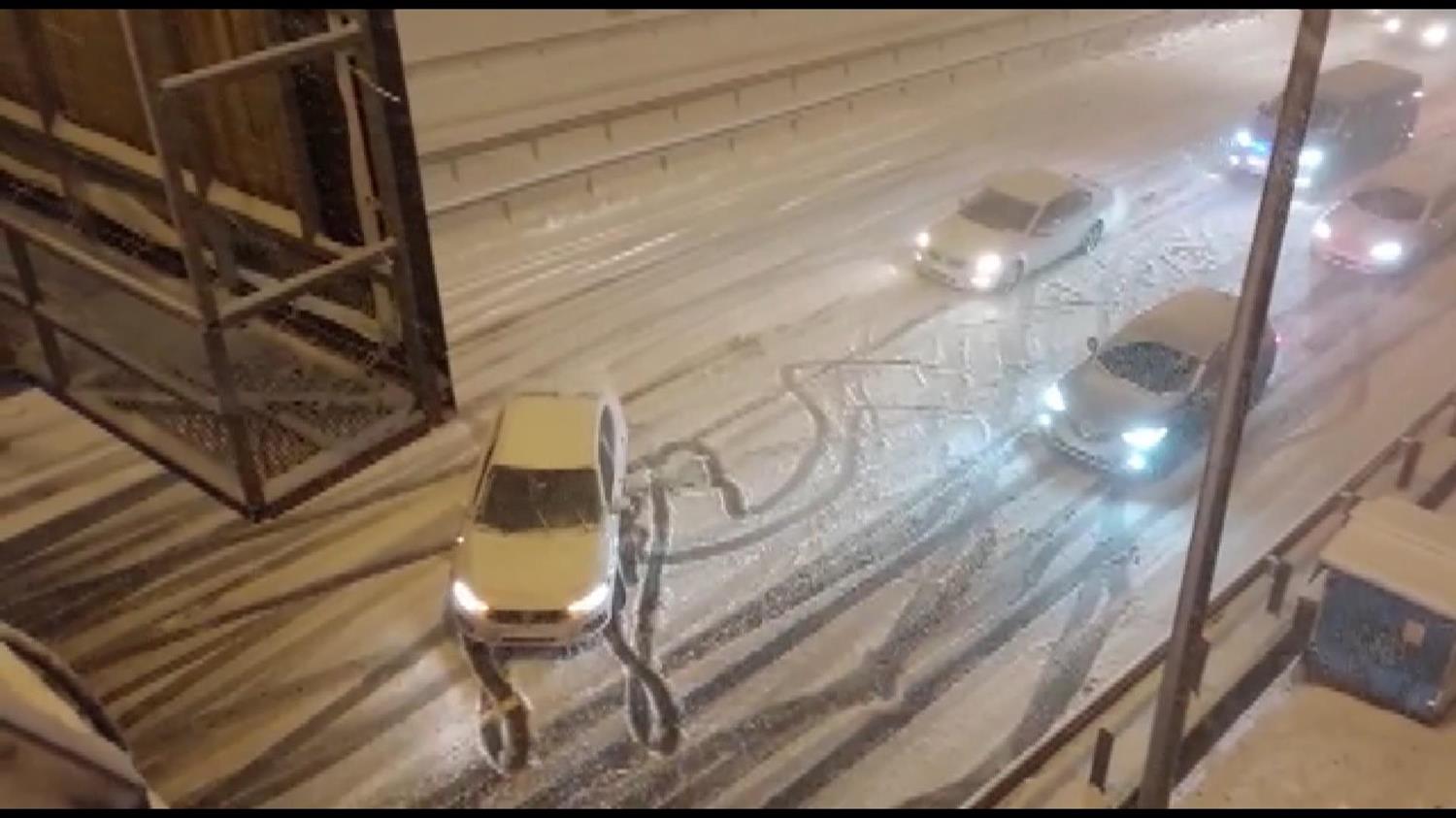 �stanbul kara teslim oldu! Ara�lar yolda kald�