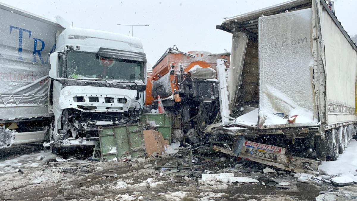 Kuzey Marmara Otoyolu'nda zincirleme kaza 