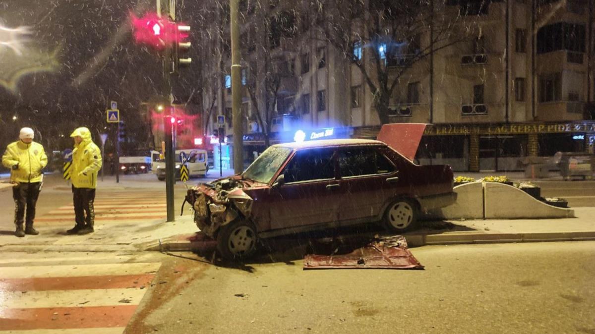 Bursa'da hafif ticari ara ile otomobilin arpmas sonucu 3 kii yaraland