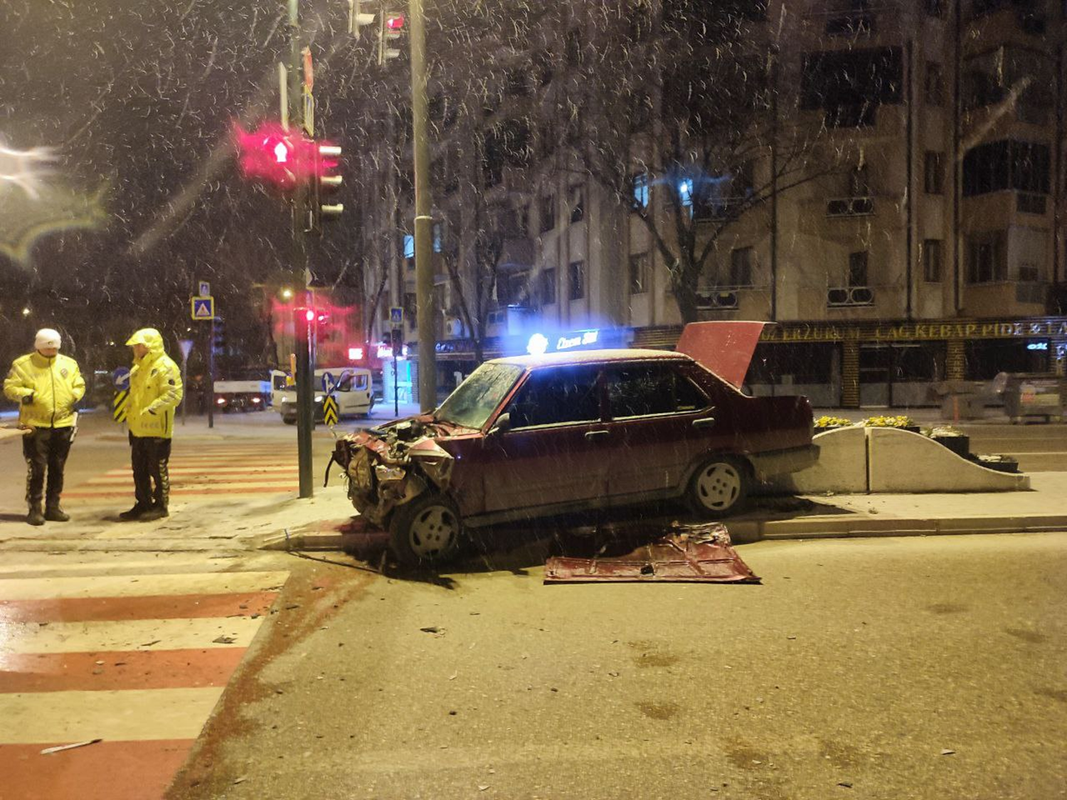 Bursa'da hafif ticari ara� ile otomobilin �arp��mas� sonucu 3 ki�i yaraland�