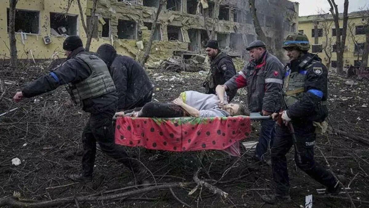 Ukrayna'da bombalanan hastaneden yaral karlan hamile kadn ve bebei ld