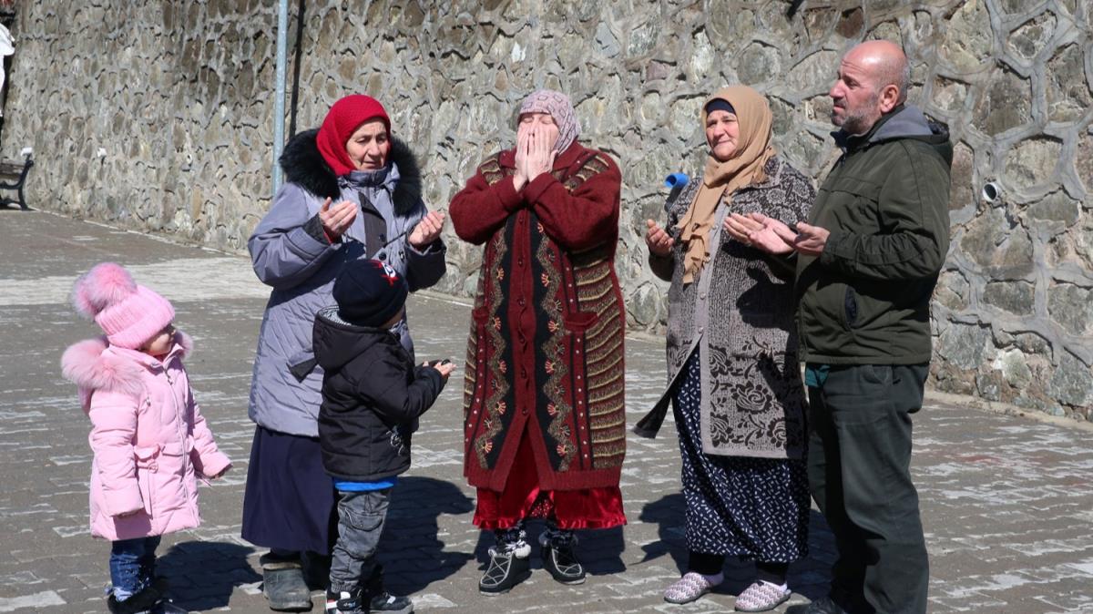 2016'da Ukrayna'dan Trkiye'ye getirilerek Bitlis'e yerletirilen Ahska Trkleri bar iin dua ediyor