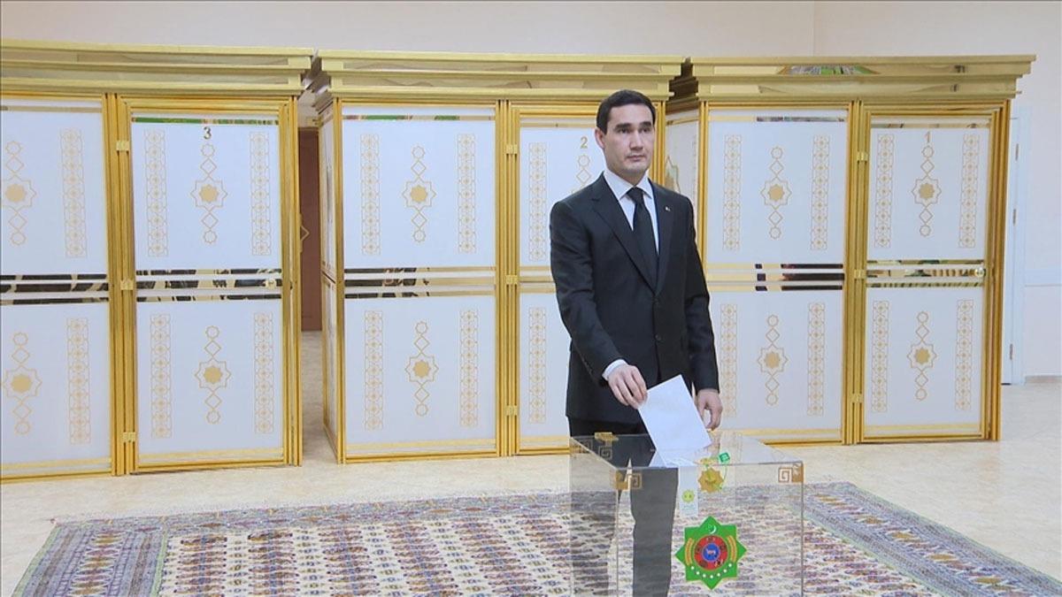 Trkmenistan'da devlet bakanl seimini Serdar Berdimuhamedov kazand