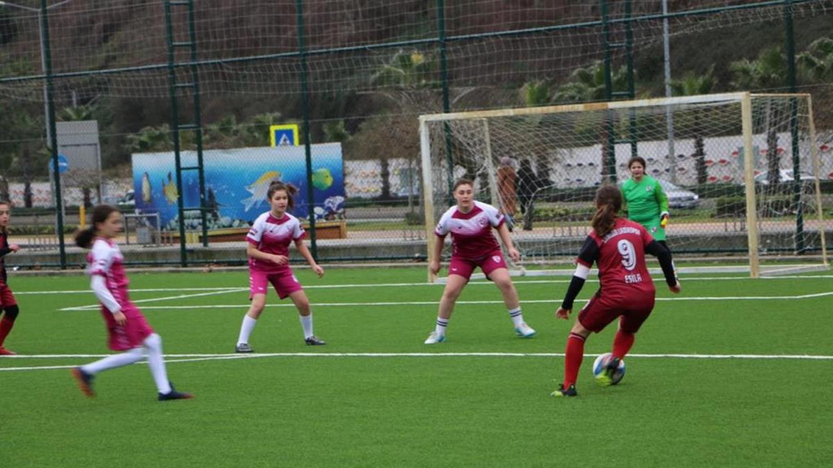 23 Nisan ''Mahallede Ma Var'' futbol turnuvasnda grup karlamalar balyor