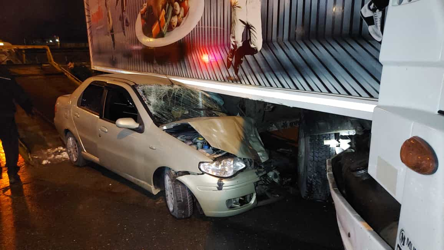 Otomobil TIR'�n alt�na girdi: 1'i a��r 3 yaral�