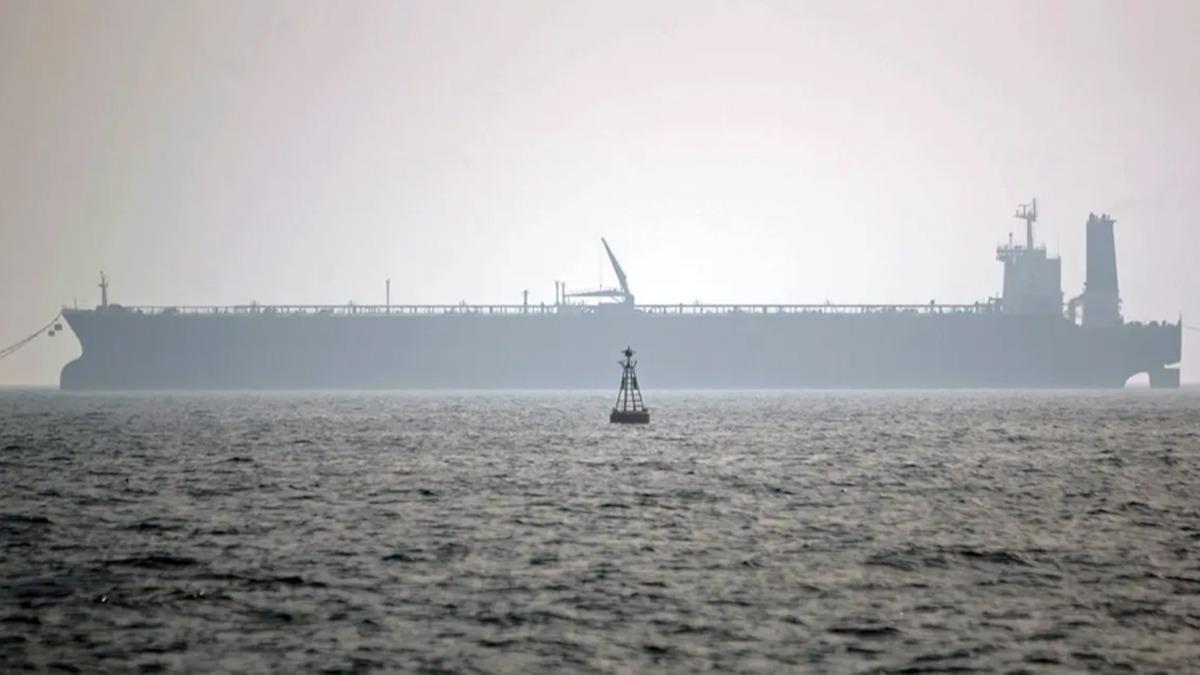BAE gemisi Krfez'de batt! Mrettebat suda kurtarlmay bekliyor