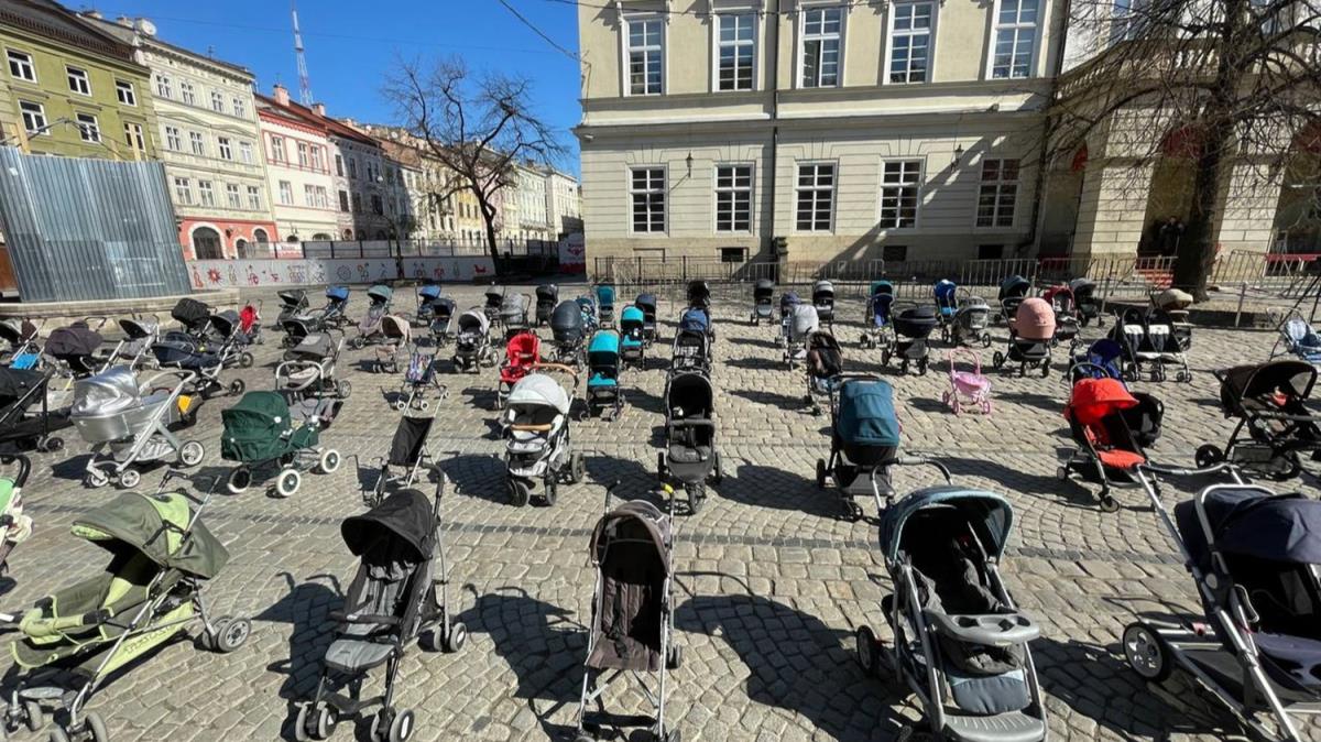 Lviv'de meydana len ocuklar iin 109 bo bebek arabas brakld