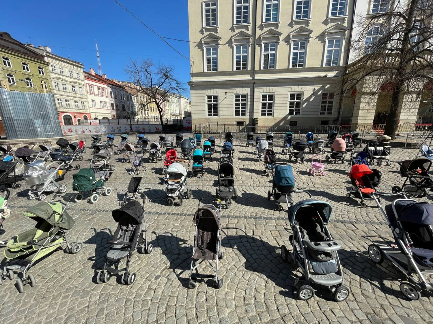 Lviv'de meydana len ocuklar iin 109 bo bebek arabas brakld