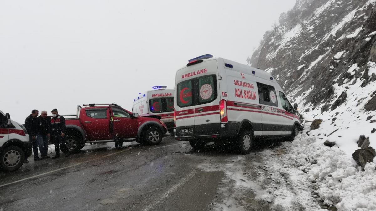 Ambulans ile kamyonet arpt: 2 kii yaraland