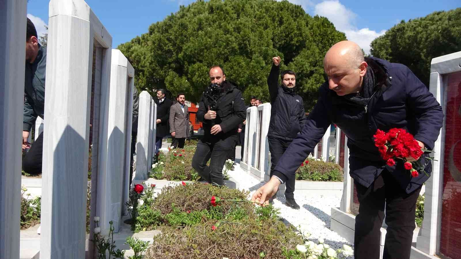 Bakan Karaismailo�lu, �ehitler Abidesi'ni ziyaret ederek �ehitliklere karanfil b�rakt�