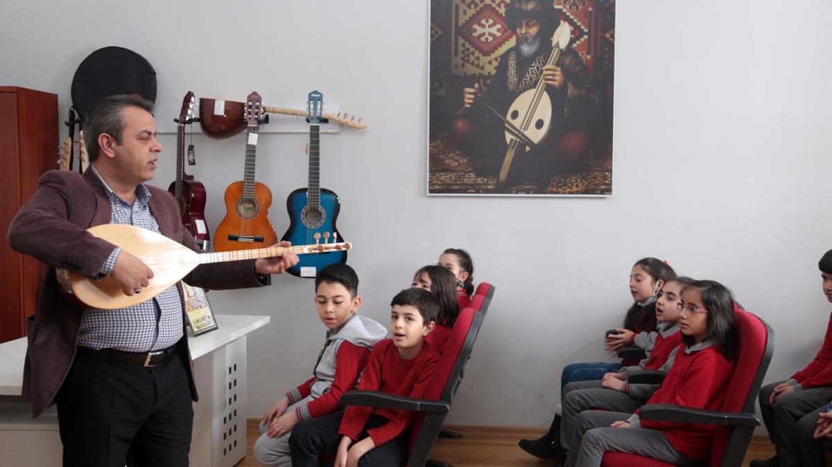 Minikler, kltrlerini Anadolu'ya zg masallar dinleyerek reniyor