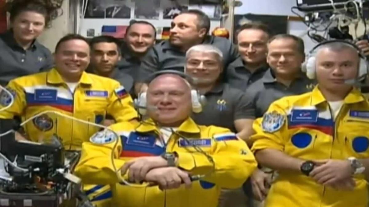 Rus kozmonotlar Ukrayna bayrann renklerini tayan tulum giydi